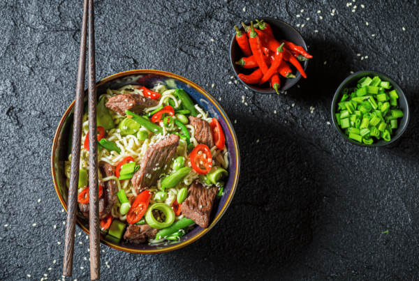 Azijska kuhinja - Jelo sa nudlama, povrćem i mesom